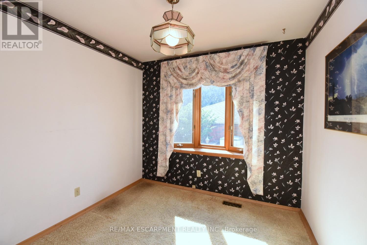 Photo 22 of 33 Dubarry Boulevard, Hamilton ON