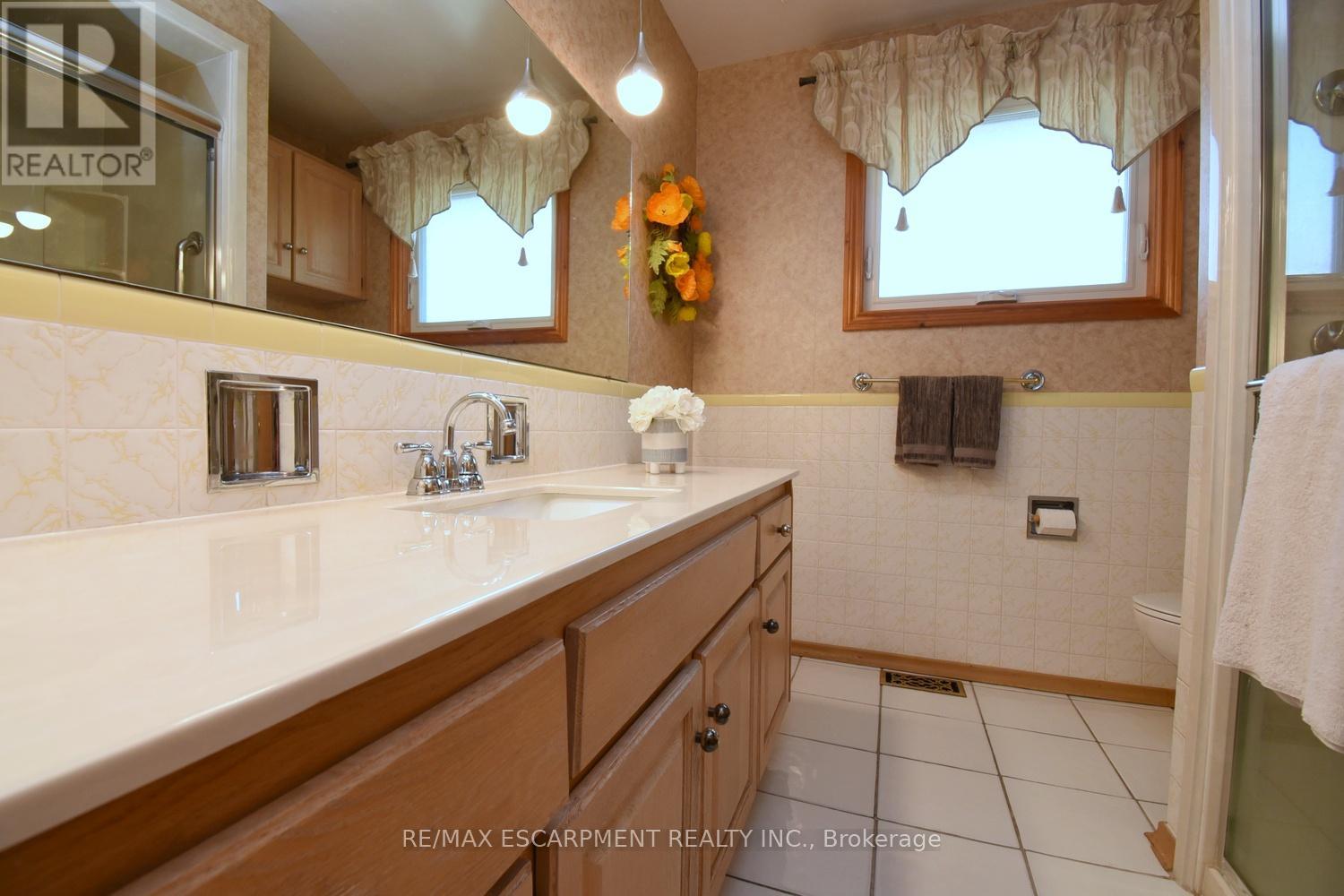Photo 26 of 33 Dubarry Boulevard, Hamilton ON