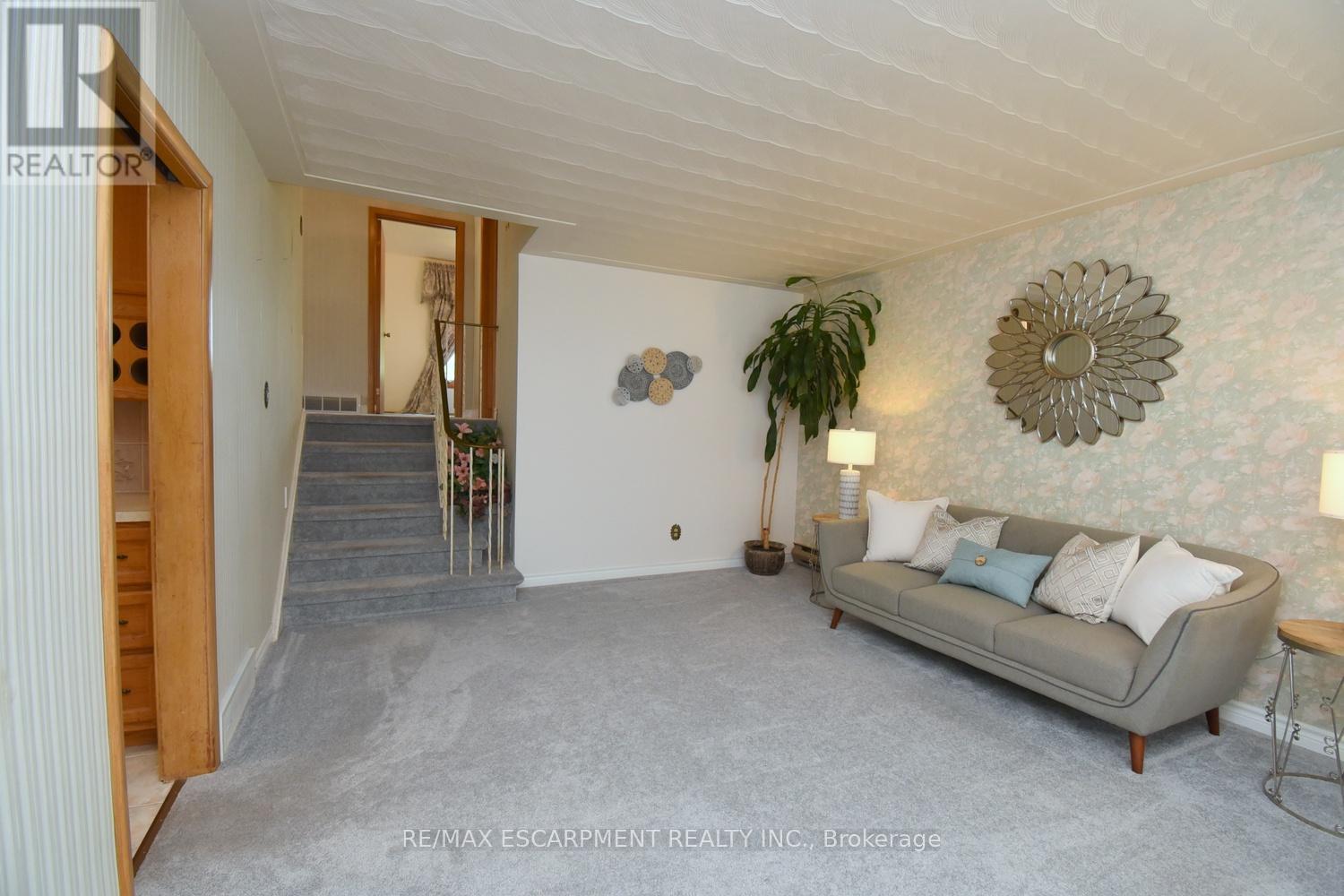 Photo 6 of 33 Dubarry Boulevard, Hamilton ON