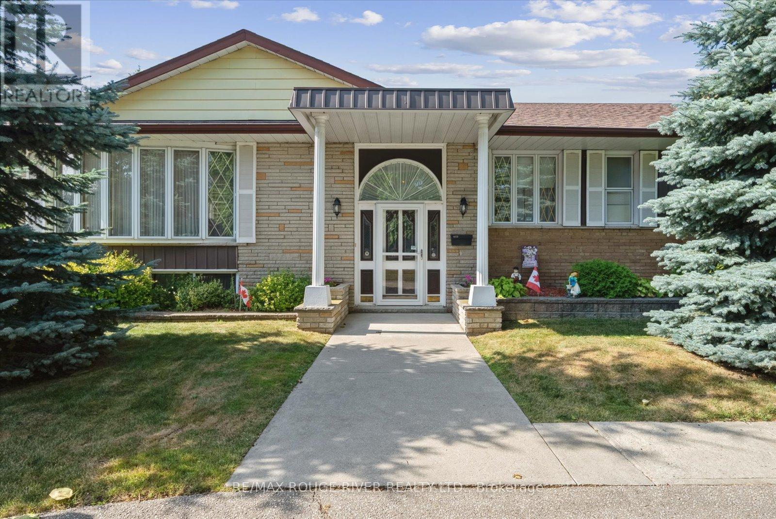 Photo 3 of 71 Cedar Brae Boulevard, Toronto ON
