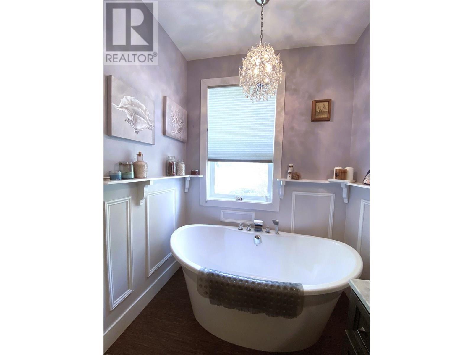 7463 Black Road SE, Salmon Arm