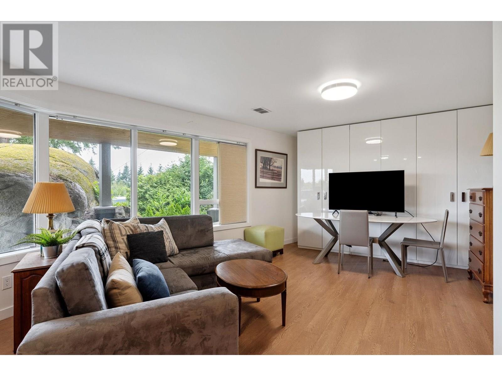 Photo 4 of 4375 Woodcrest Road, West Vancouver BC