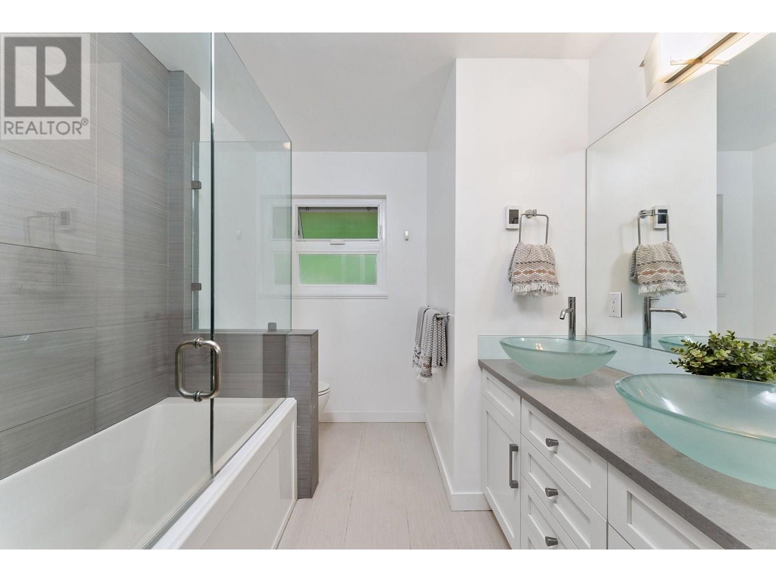 Photo 3 of 4375 Woodcrest Road, West Vancouver BC