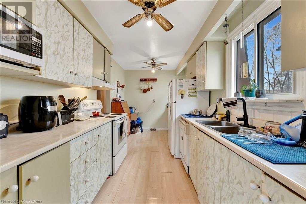 Photo 10 of 5032 Brady Avenue, Burlington ON