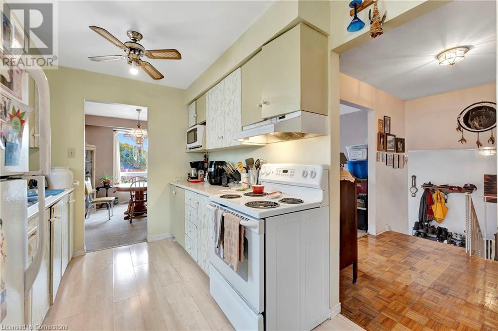 Photo 8 of 5032 Brady Avenue, Burlington ON