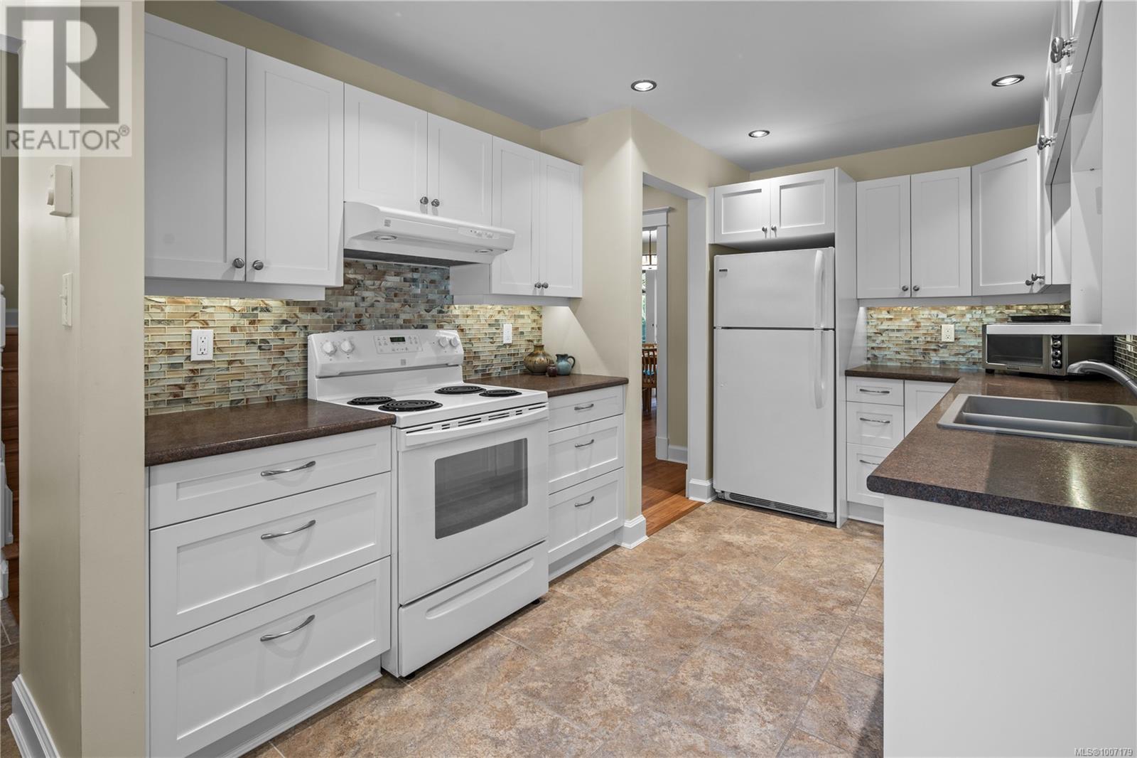 Photo 12 of 2 1060 Sutlej St, Victoria BC