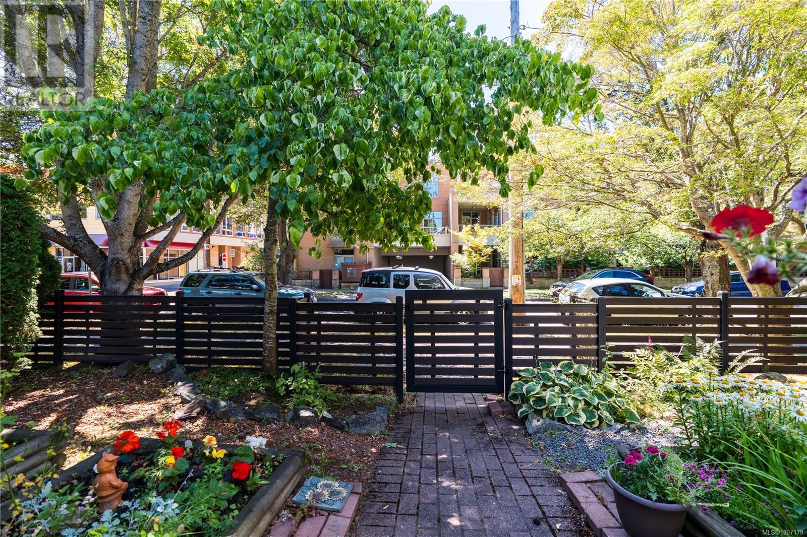 Photo 7 of 2 1060 Sutlej St, Victoria BC