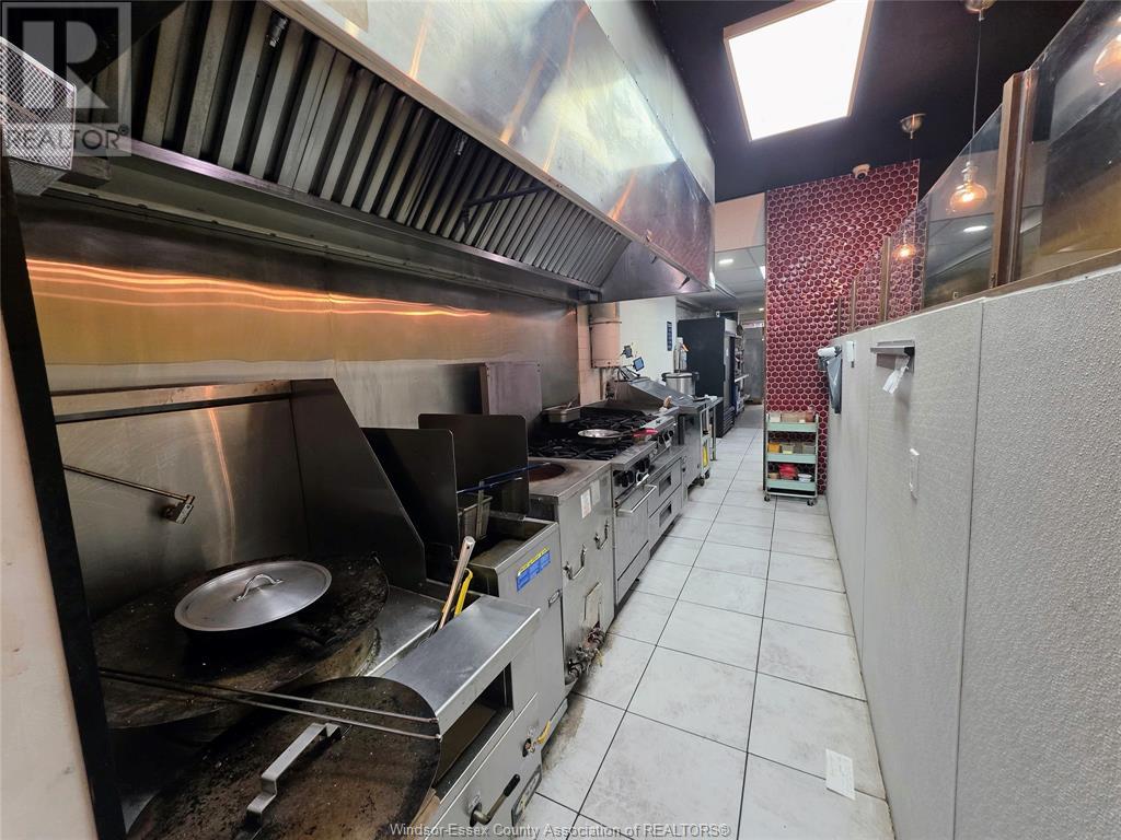 Photo 17 of 104 Chatham Street West, Windsor ON