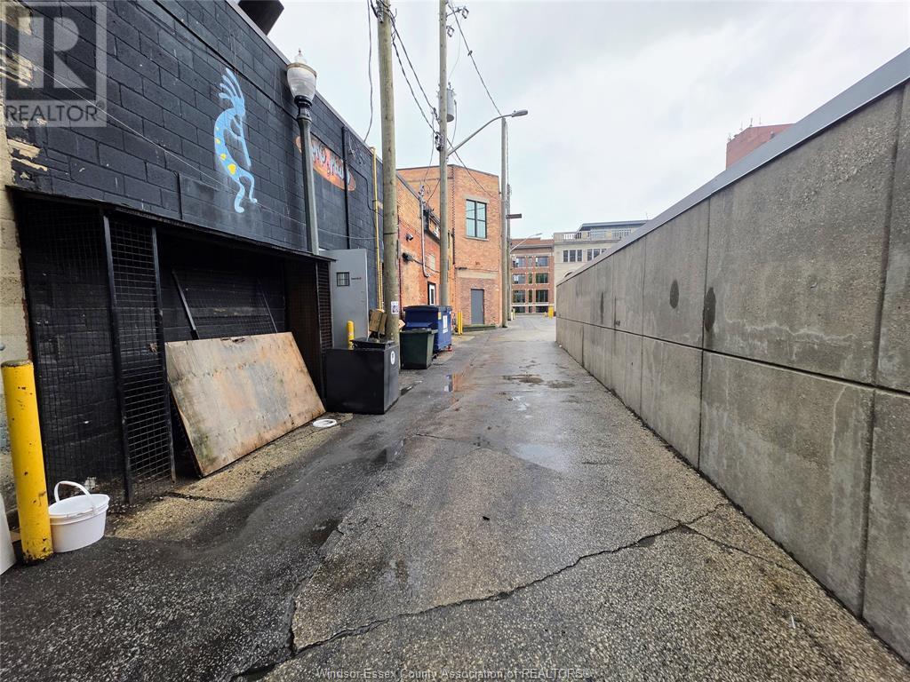 Photo 36 of 104 Chatham Street West, Windsor ON