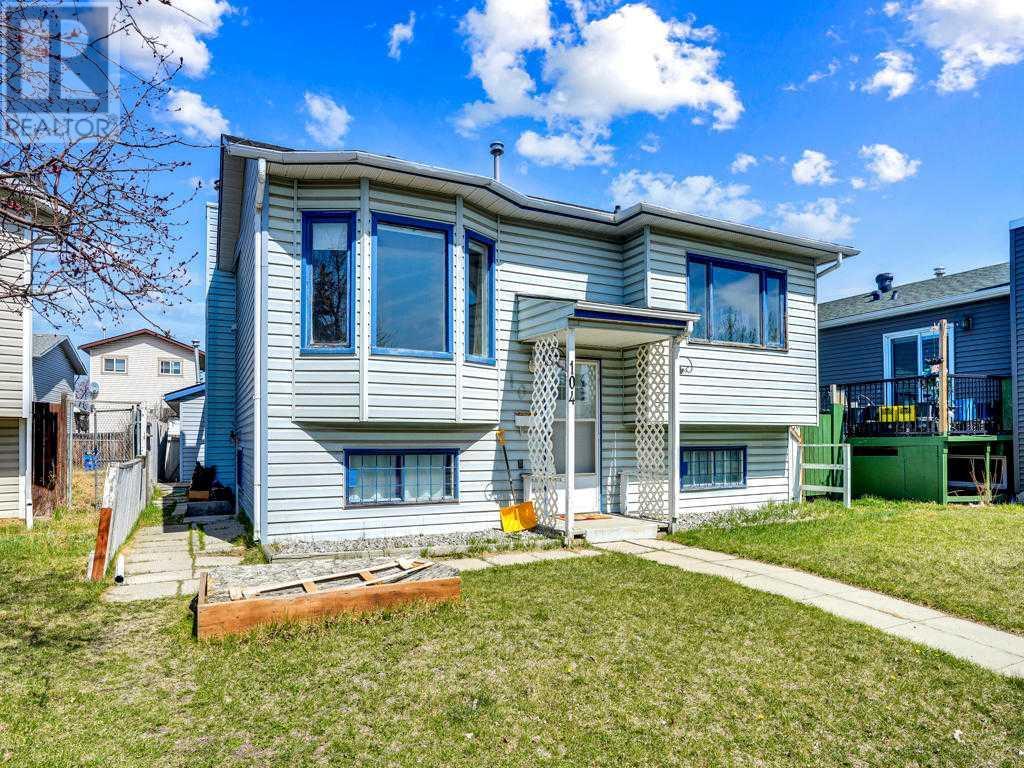 Single Family House Bi-level for Sale in  Falshire Close NE Falconridge Calgary 