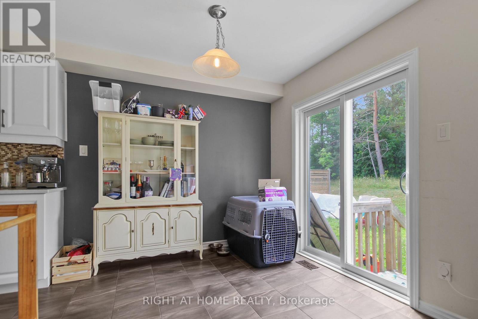 Photo 31 of 209 Hartsmere Drive, Ottawa ON