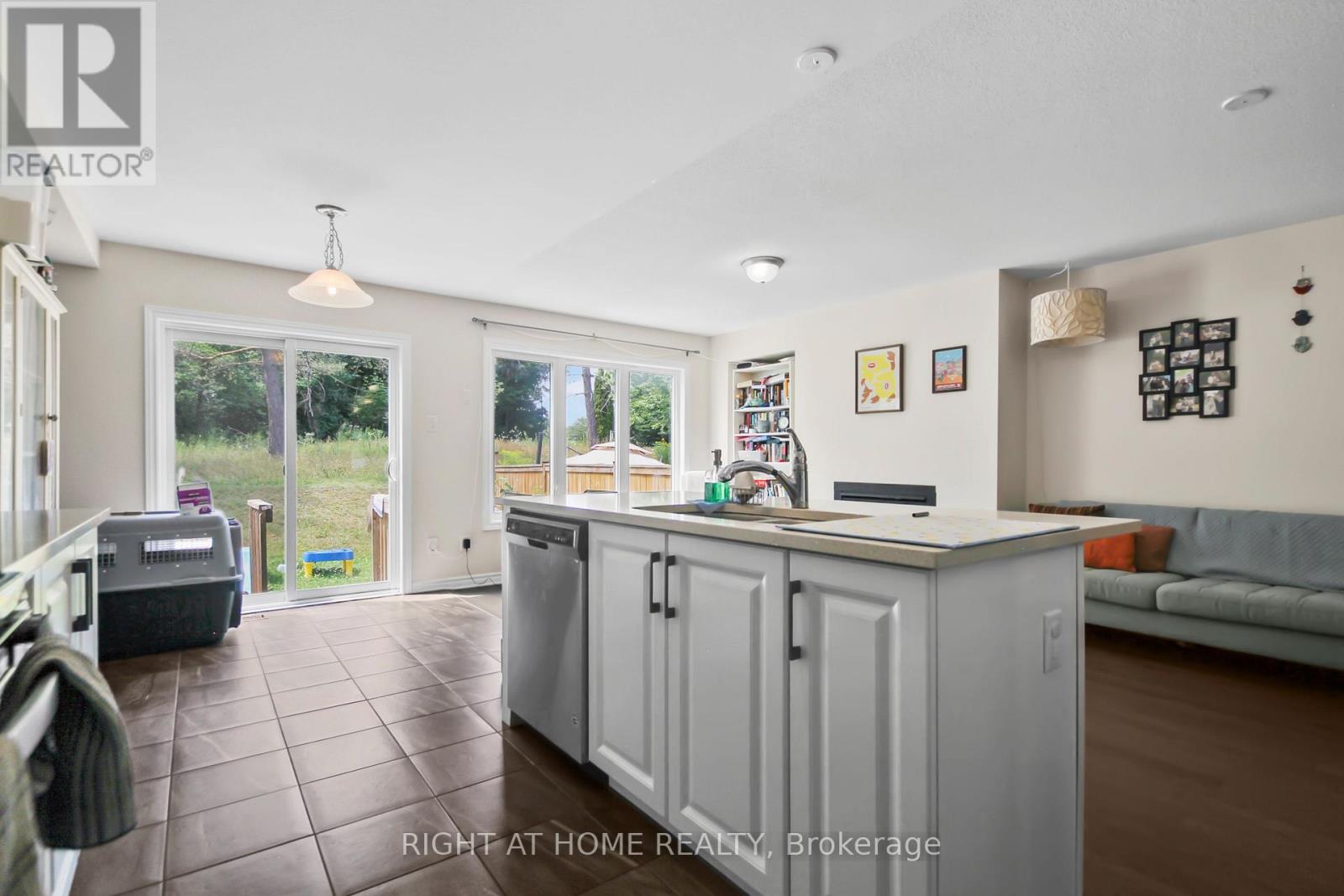 Photo 22 of 209 Hartsmere Drive, Ottawa ON