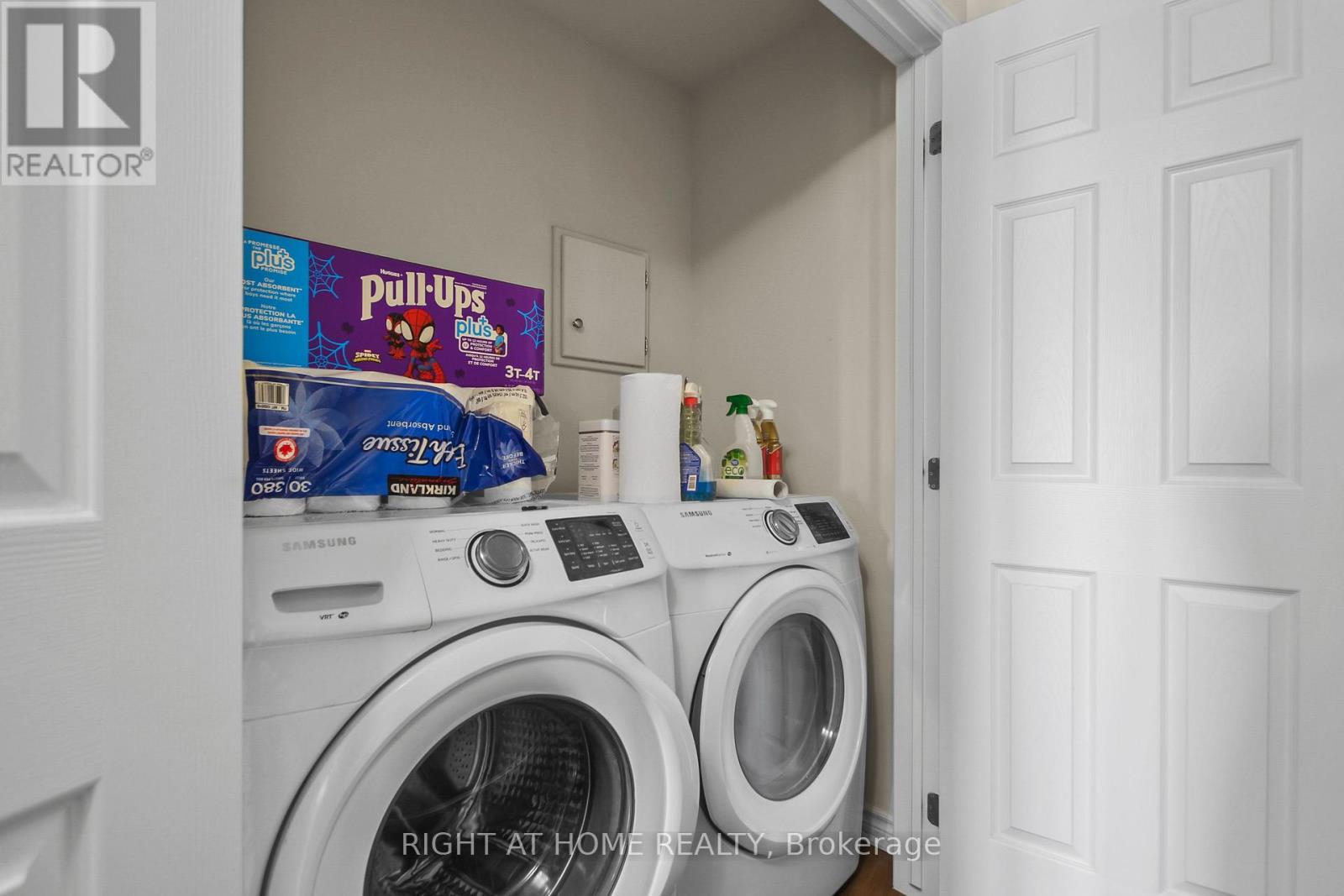 Photo 14 of 209 Hartsmere Drive, Ottawa ON