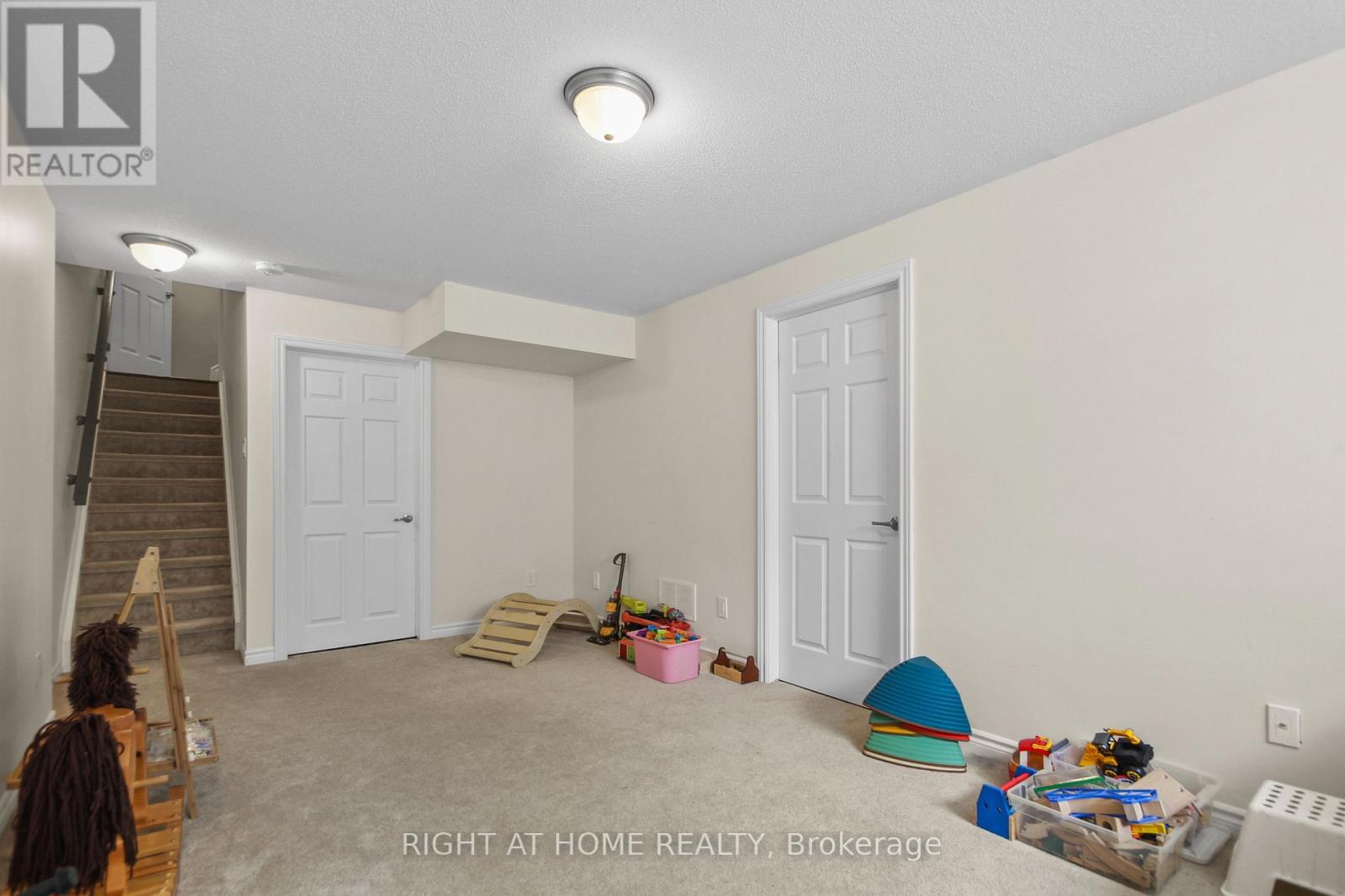 Photo 18 of 209 Hartsmere Drive, Ottawa ON