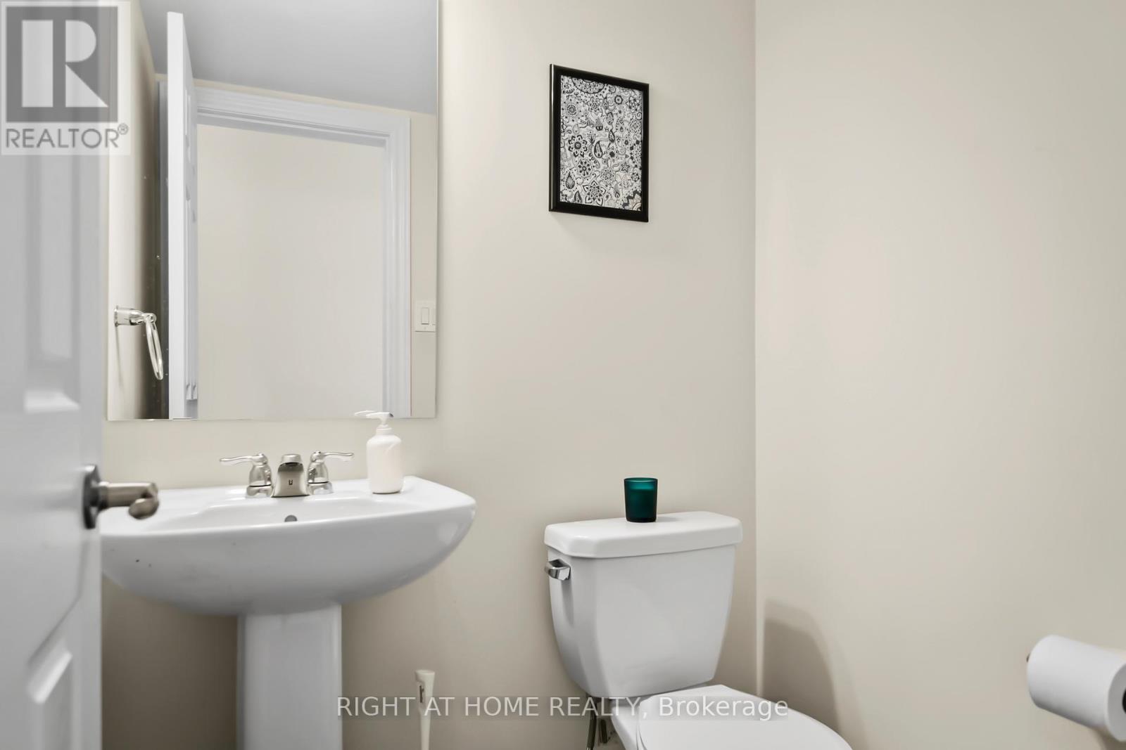 Photo 26 of 209 Hartsmere Drive, Ottawa ON