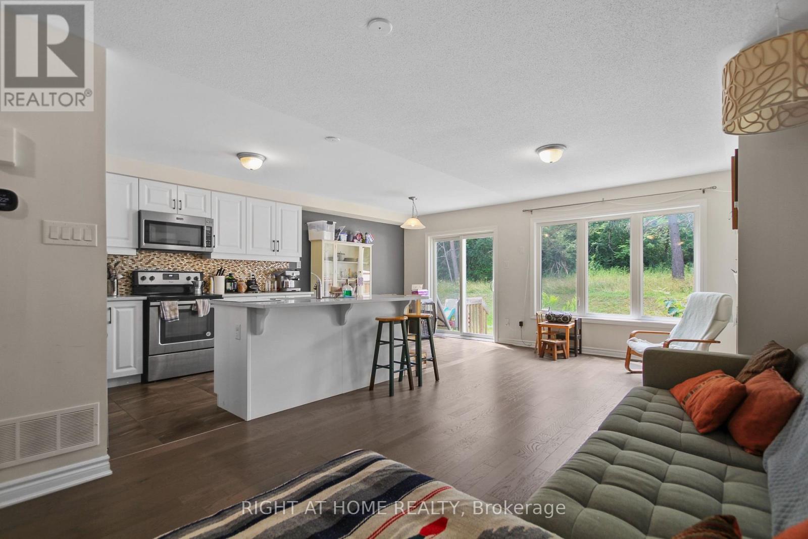 Photo 28 of 209 Hartsmere Drive, Ottawa ON