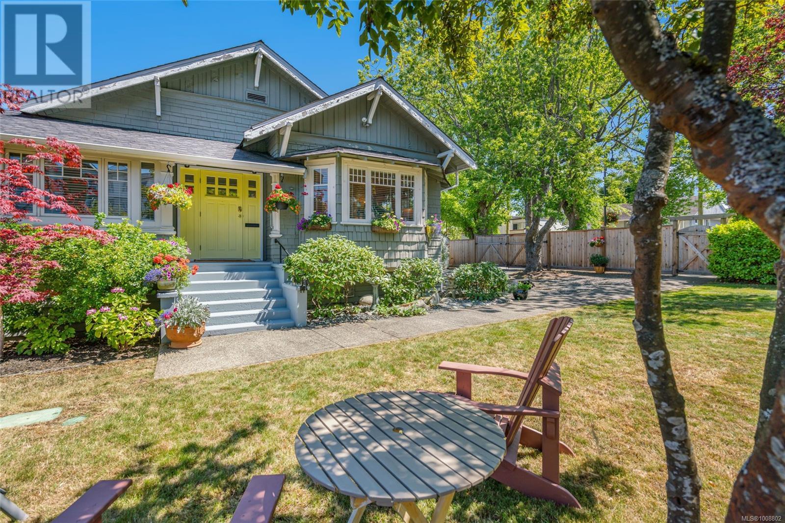 Photo 25 of 193 Memorial Ave, Parksville BC