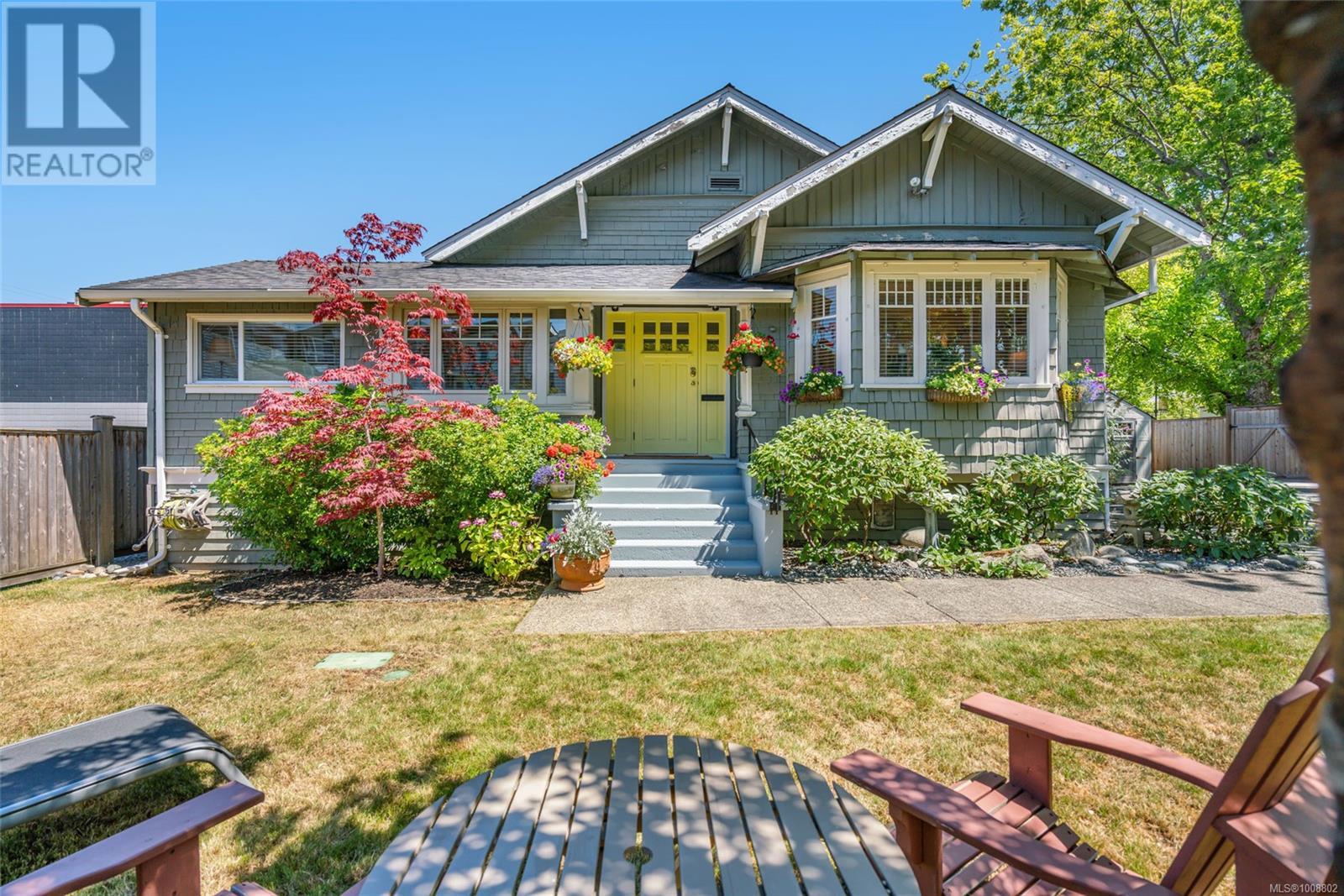 Photo 2 of 193 Memorial Ave, Parksville BC