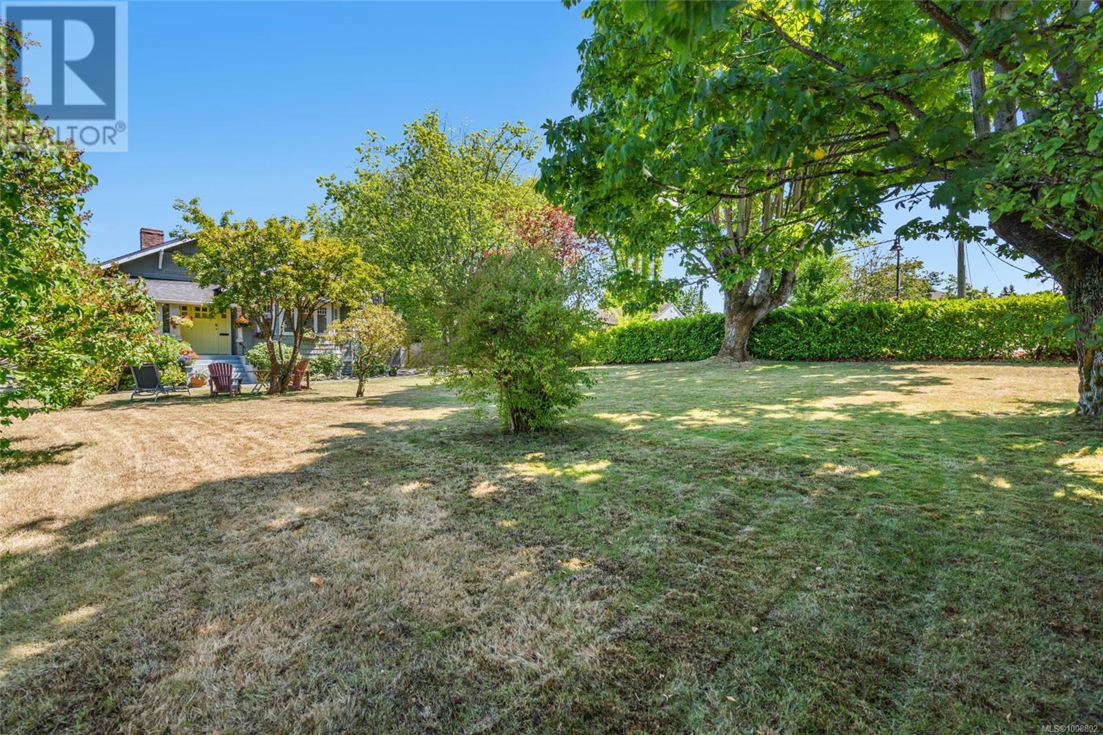 Photo 19 of 193 Memorial Ave, Parksville BC