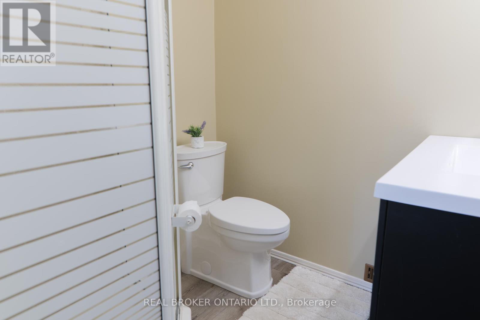 Photo 35 of 39 Cloverhill Road, Hamilton ON