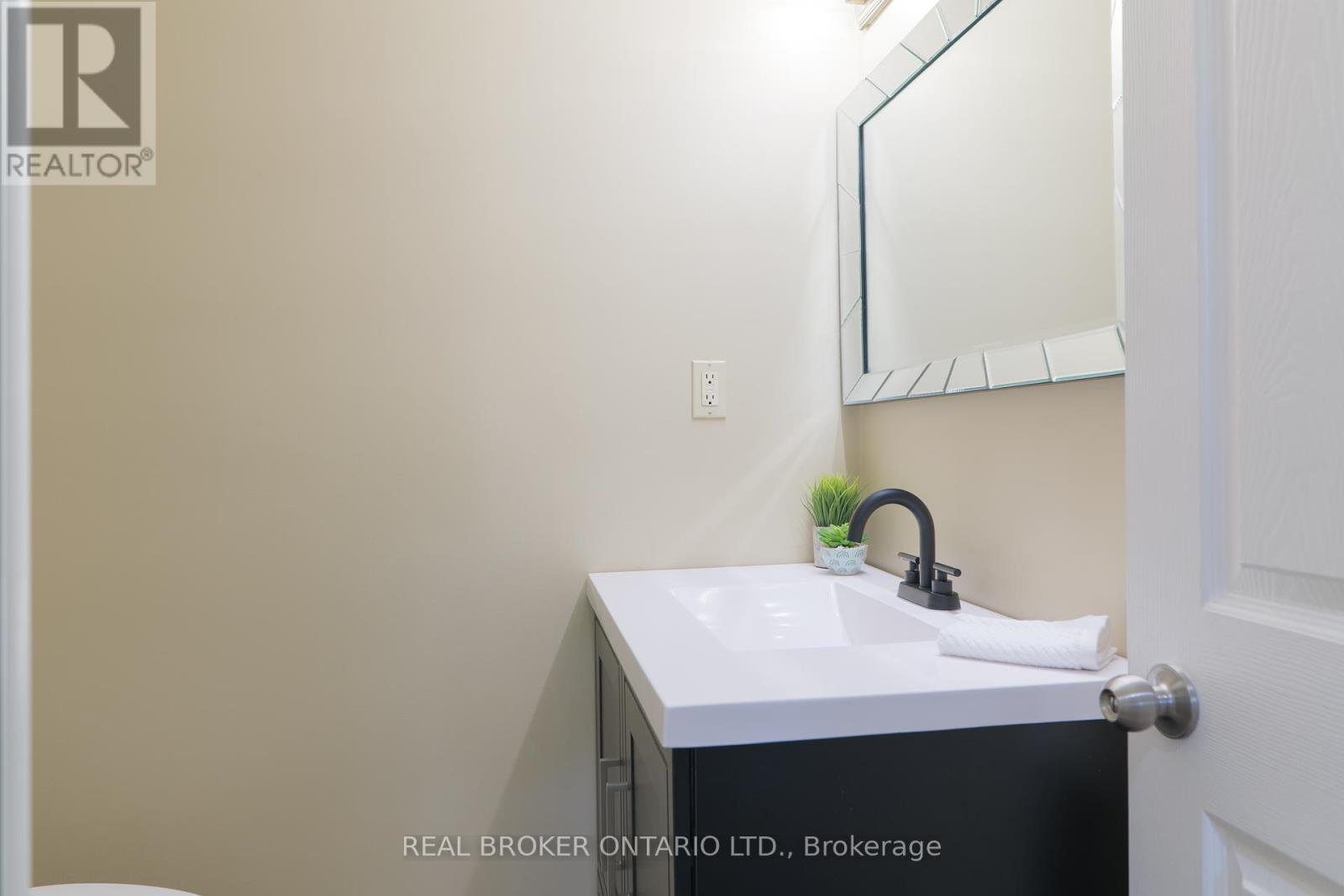 Photo 36 of 39 Cloverhill Road, Hamilton ON