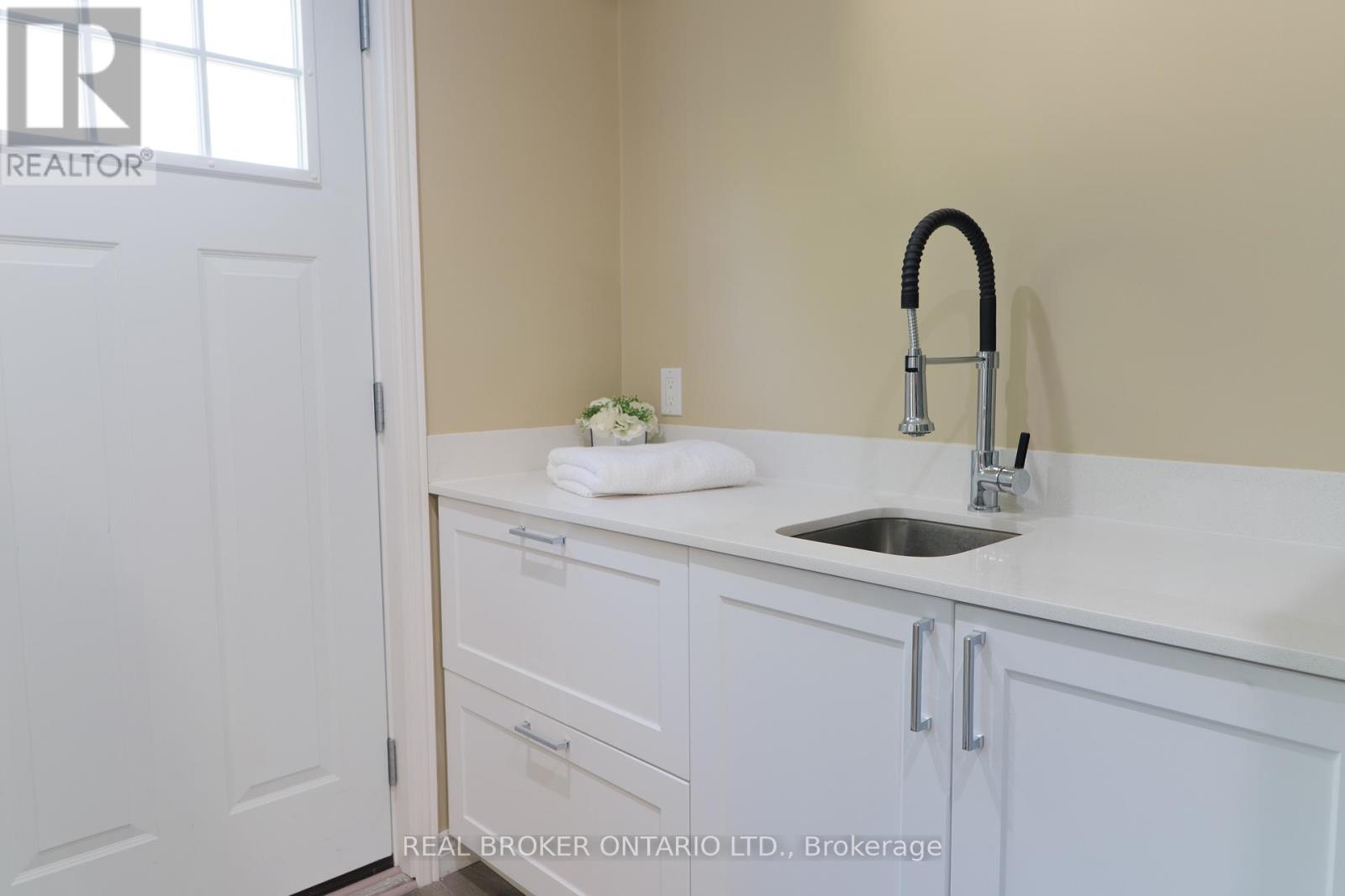 Photo 2 of 39 Cloverhill Road, Hamilton ON