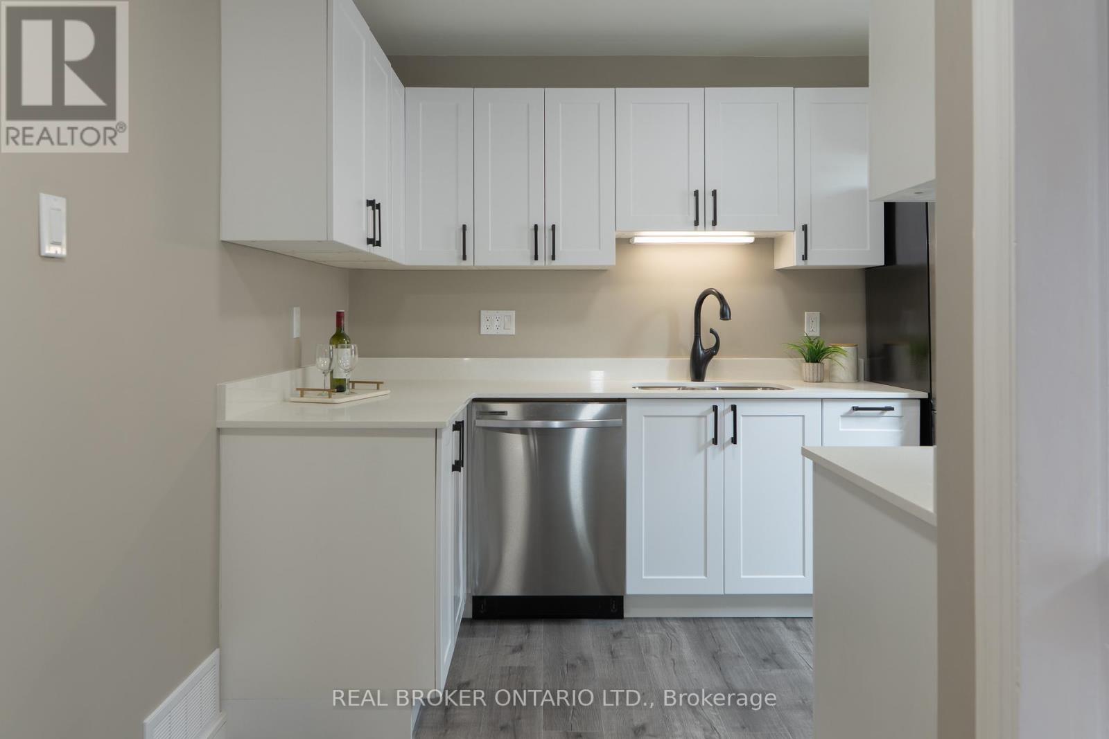 Photo 10 of 39 Cloverhill Road, Hamilton ON