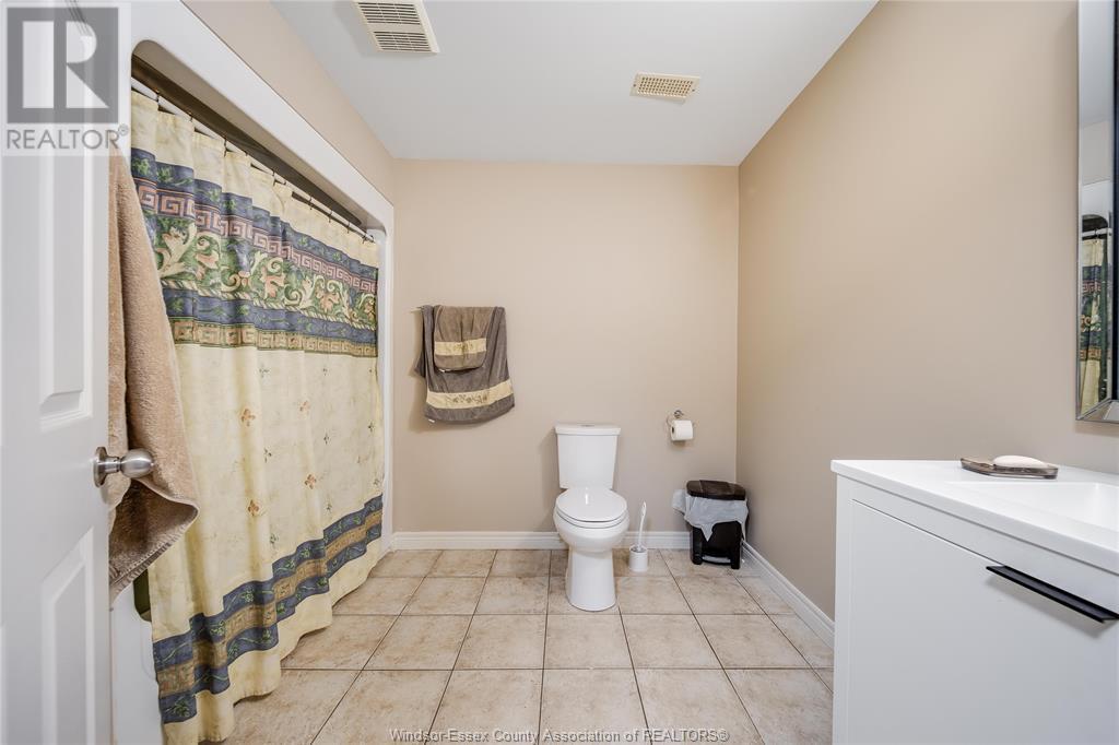 Photo 12 of 160 Branton Crescent, Tecumseh ON
