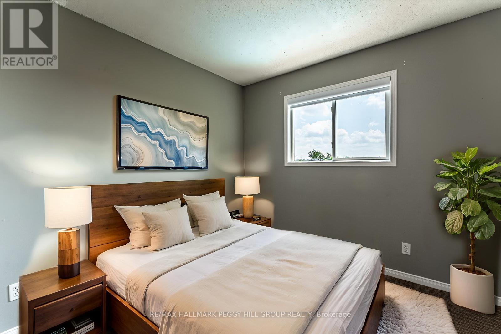 Photo 8 of 13 Golds Crescent, Barrie ON