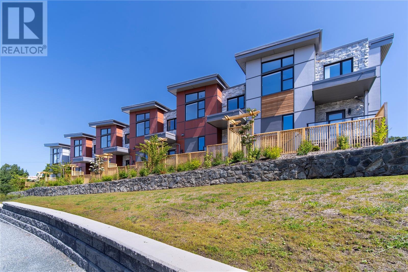 Photo 39 of 11 4253 Dieppe Rd, Saanich BC