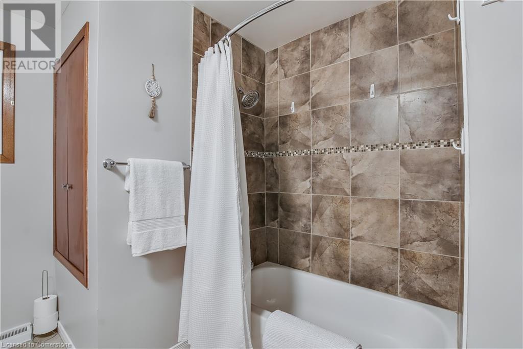 Photo 14 of 5945 Frontenac Street, Niagara Falls ON