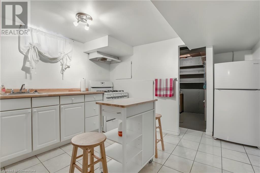 Photo 3 of 5945 Frontenac Street, Niagara Falls ON