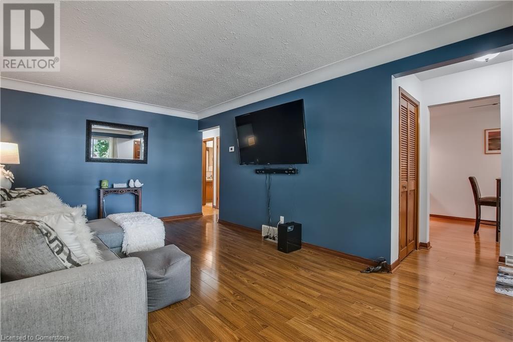 Photo 5 of 5945 Frontenac Street, Niagara Falls ON