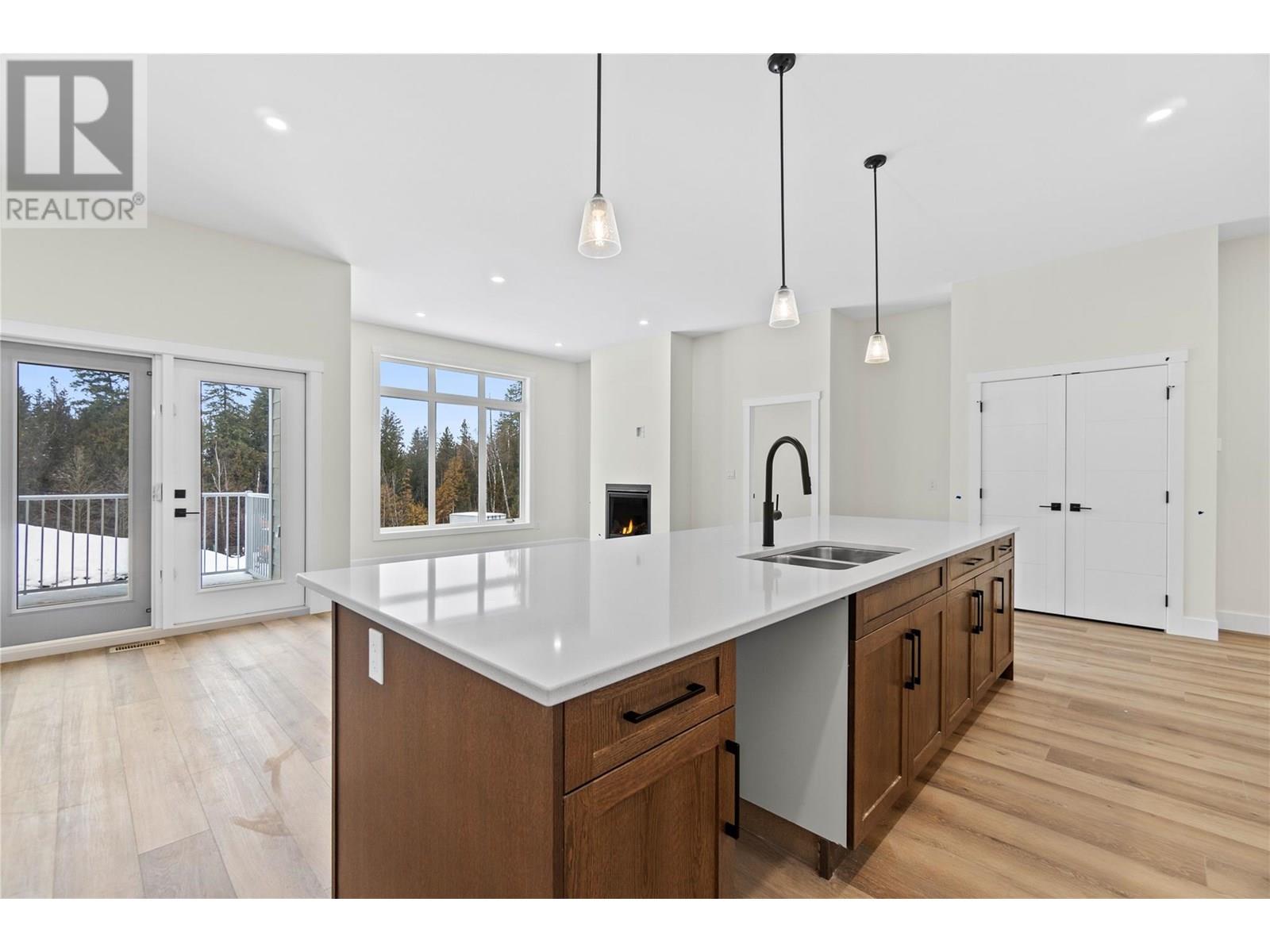 2 231 20 Street Northeast, Salmon Arm