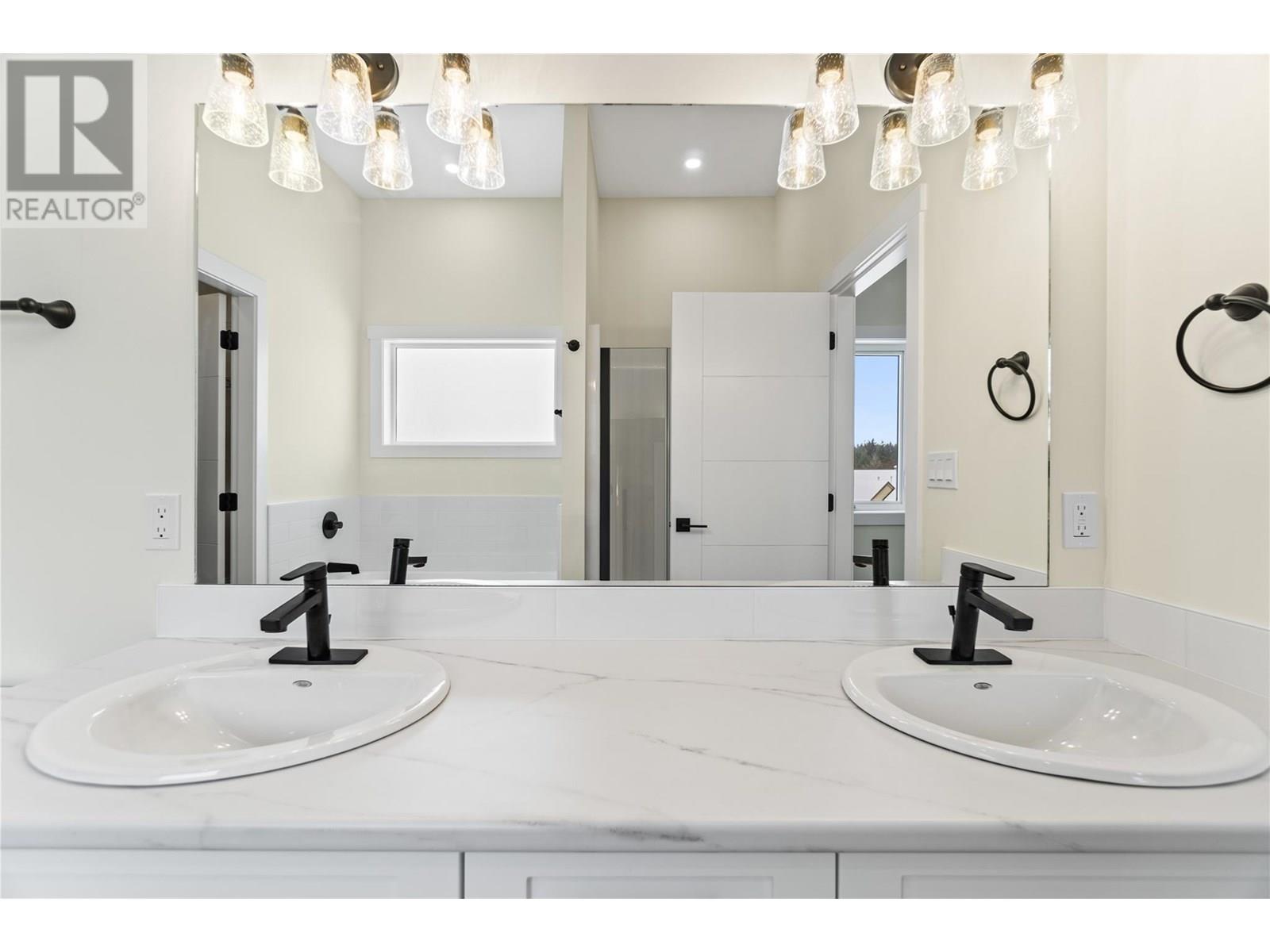 2 231 20 Street Northeast, Salmon Arm