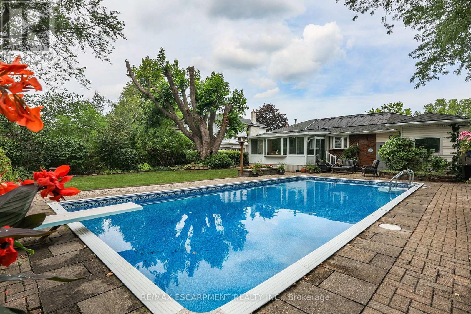 Photo 3 of 95 Mountain Avenue N, Hamilton ON