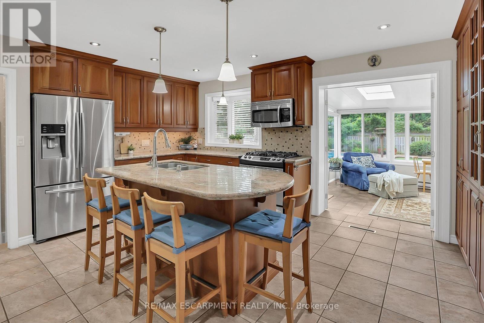 Photo 6 of 95 Mountain Avenue N, Hamilton ON