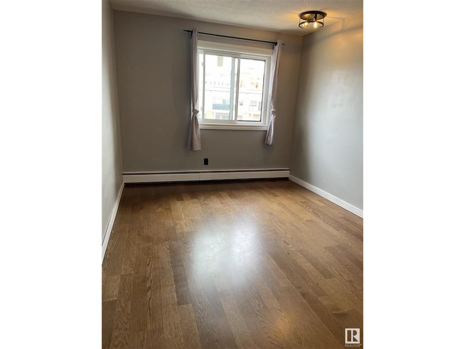Photo 20 of 11 11219 103 A Av Nw, Edmonton AB