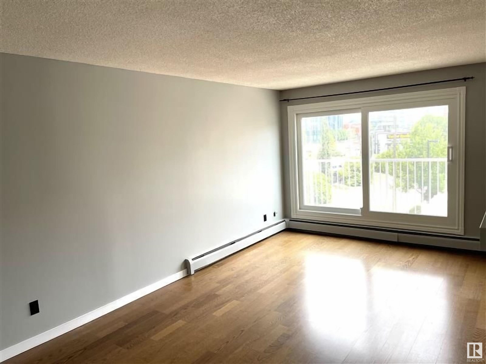 Photo 7 of 11 11219 103 A Av Nw, Edmonton AB