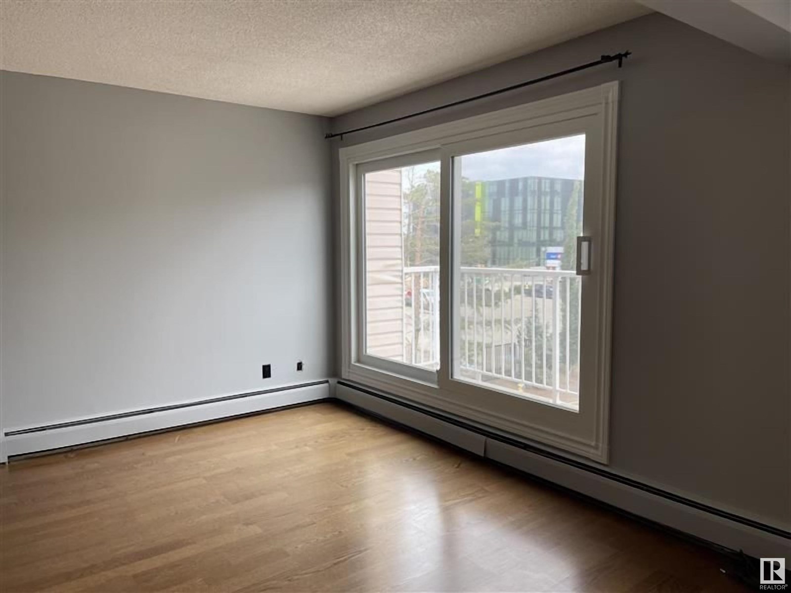 Photo 8 of 11 11219 103 A Av Nw, Edmonton AB