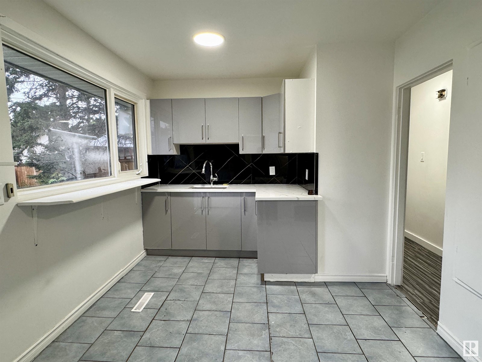 Photo 9 of 16415 106 Av Nw, Edmonton AB