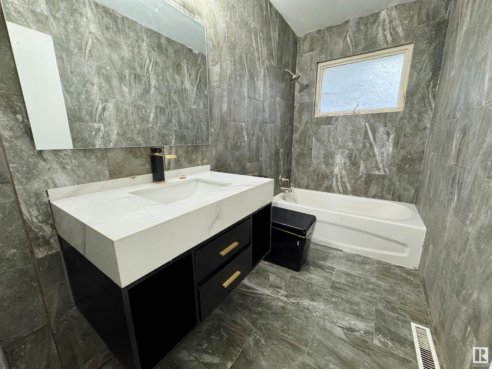 Photo 15 of 16415 106 Av Nw, Edmonton AB