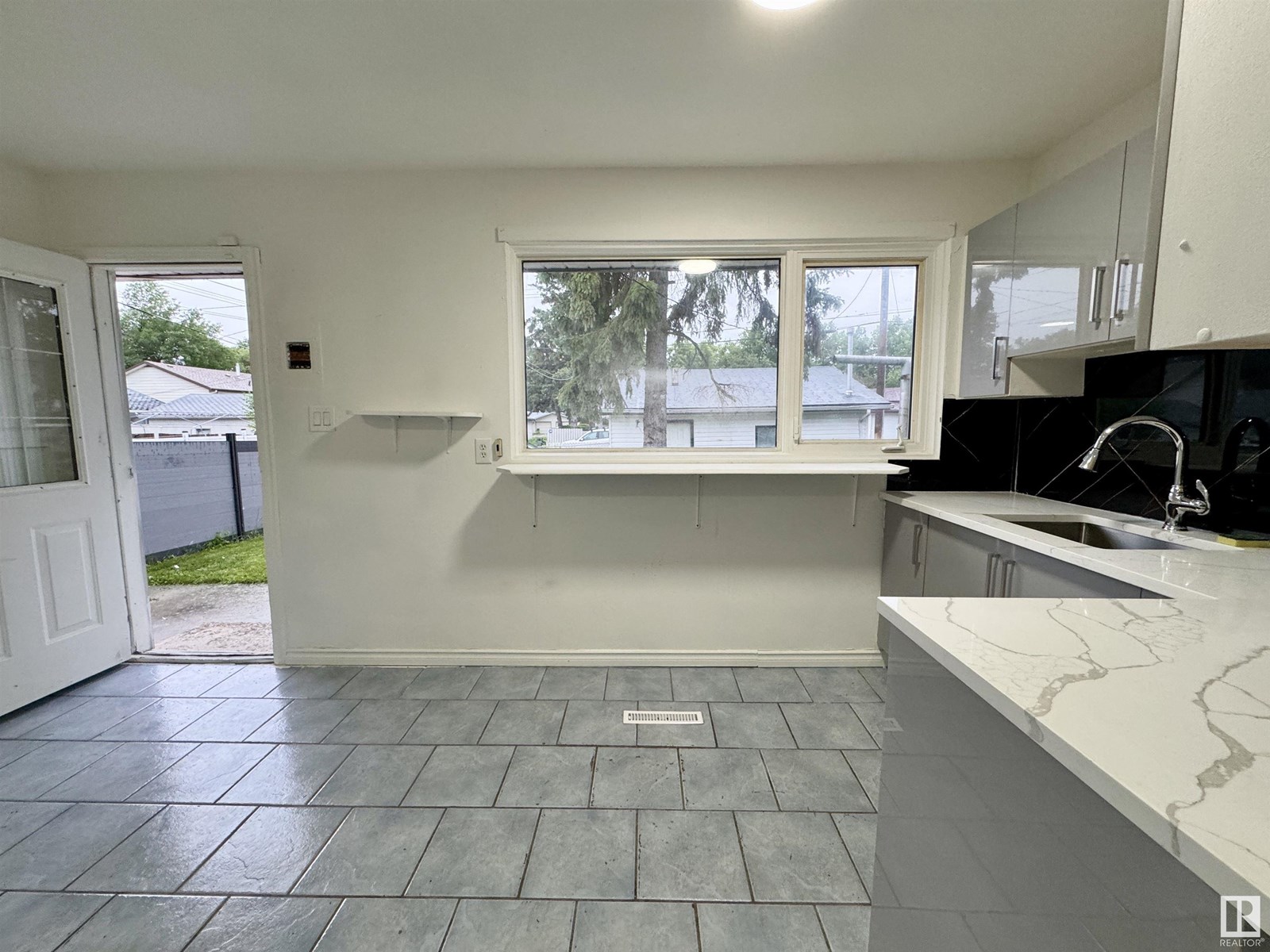 Photo 11 of 16415 106 Av Nw, Edmonton AB