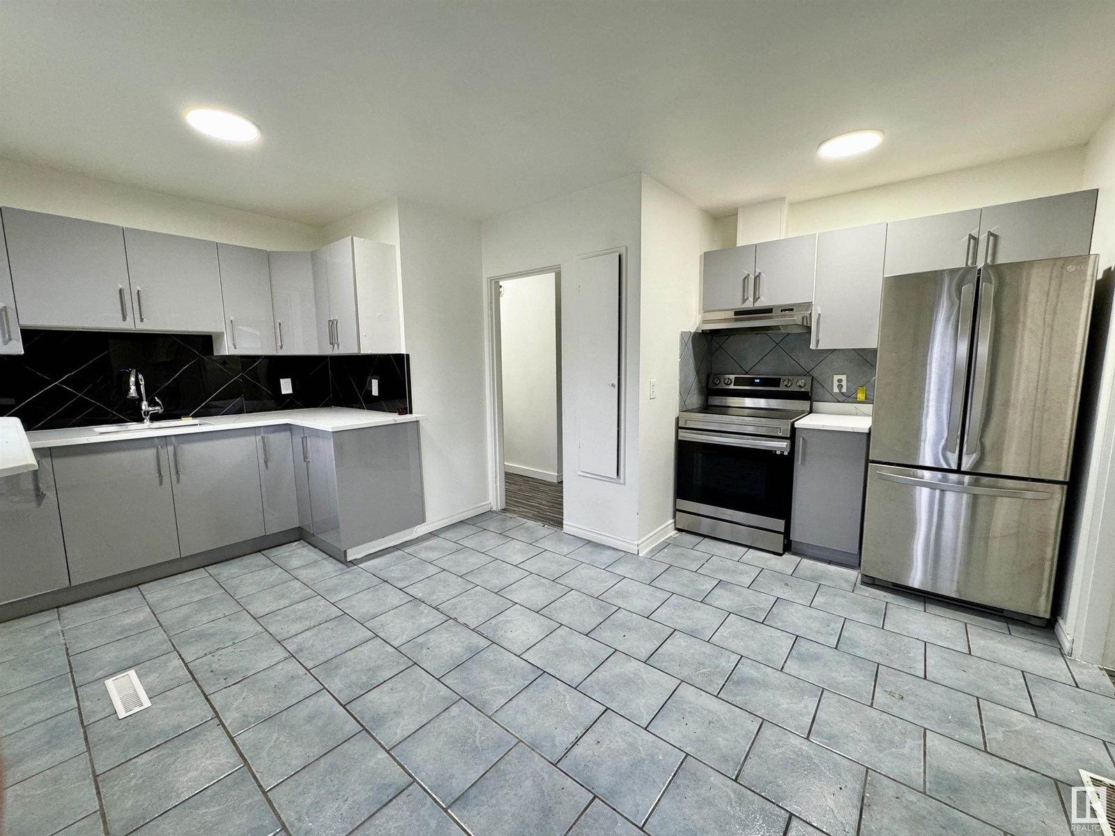Photo 8 of 16415 106 Av Nw, Edmonton AB