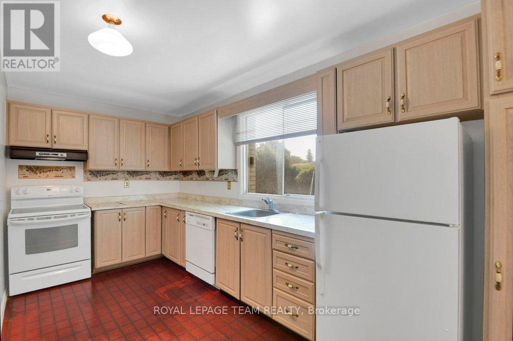 Photo 15 of 16 Keewatin Crescent, Ottawa ON