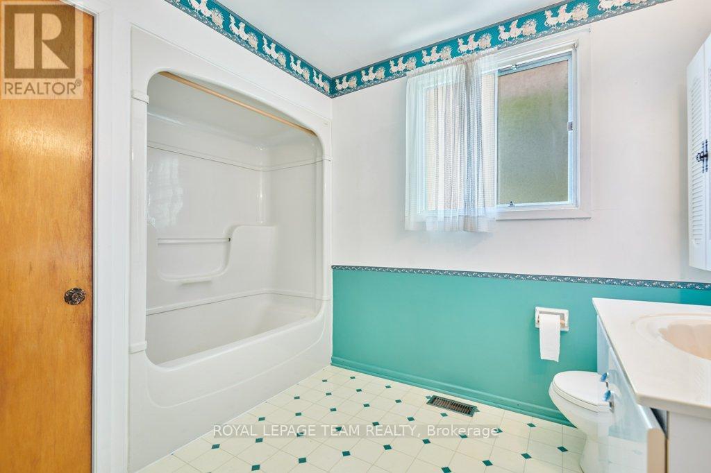Photo 26 of 16 Keewatin Crescent, Ottawa ON