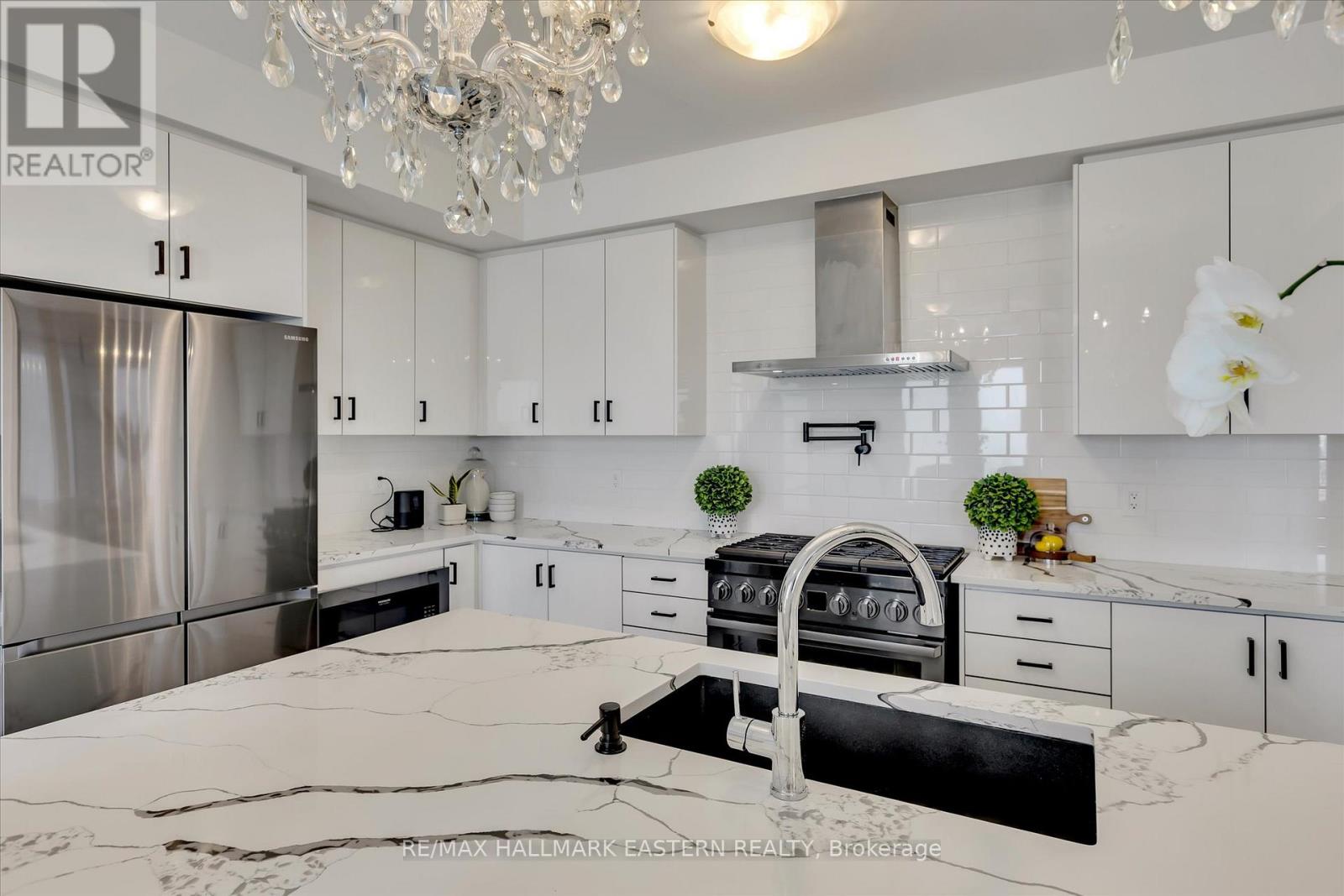 Photo 29 of 118 Whitehand Drive, Clarington ON