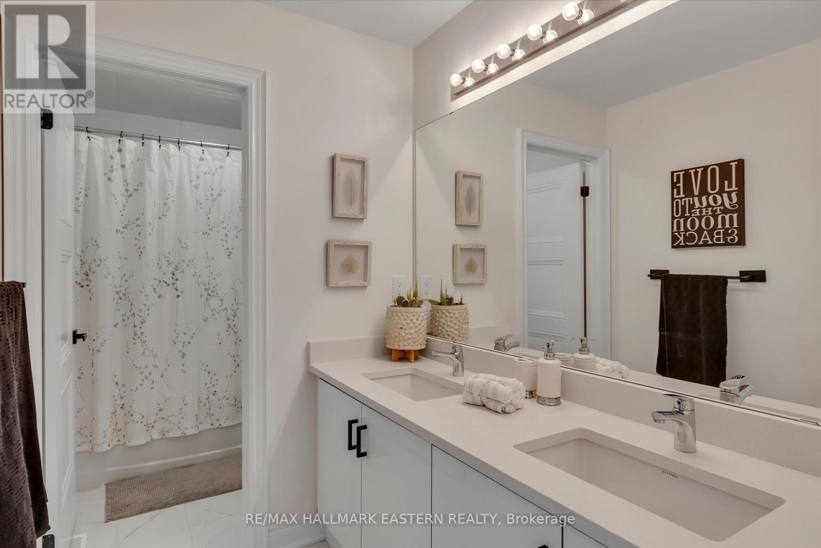 Photo 27 of 118 Whitehand Drive, Clarington ON