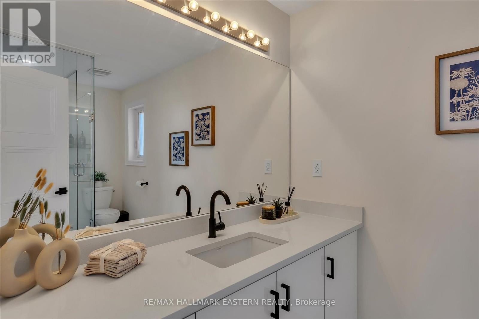Photo 3 of 118 Whitehand Drive, Clarington ON