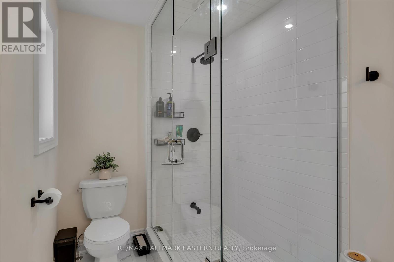 Photo 32 of 118 Whitehand Drive, Clarington ON